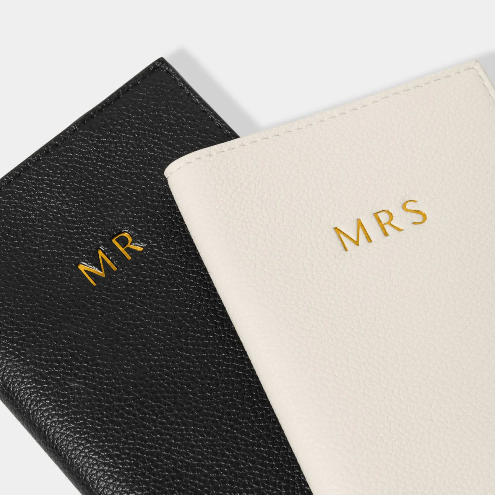 Katie Loxton Hochzeitspass-Geschenkset 'Herr' und 'Frau'* Hochzeitsgeschenksets | Flitterwochengeschenke