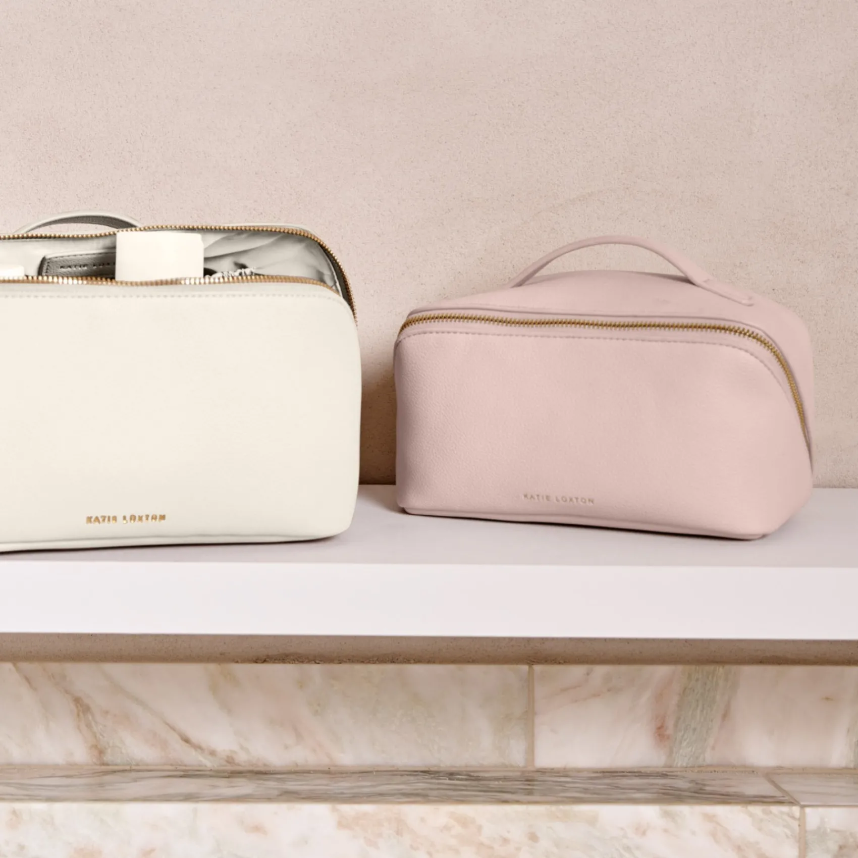 Katie Loxton Mittlere staubrosa Kosmetiktasche und Waschbeutel* Make-up- Und Kulturbeutel | Flitterwochengeschenke