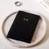 Katie Loxton mr." Schwarzes Reisepassetui für die Braut* Flitterwochengeschenke | Geschenke Für Den Bräutigam