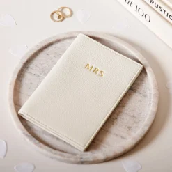 Katie Loxton mrs." Weißer Reisepasshalter für die Braut* Flitterwochengeschenke | Geschenke Für Die Braut