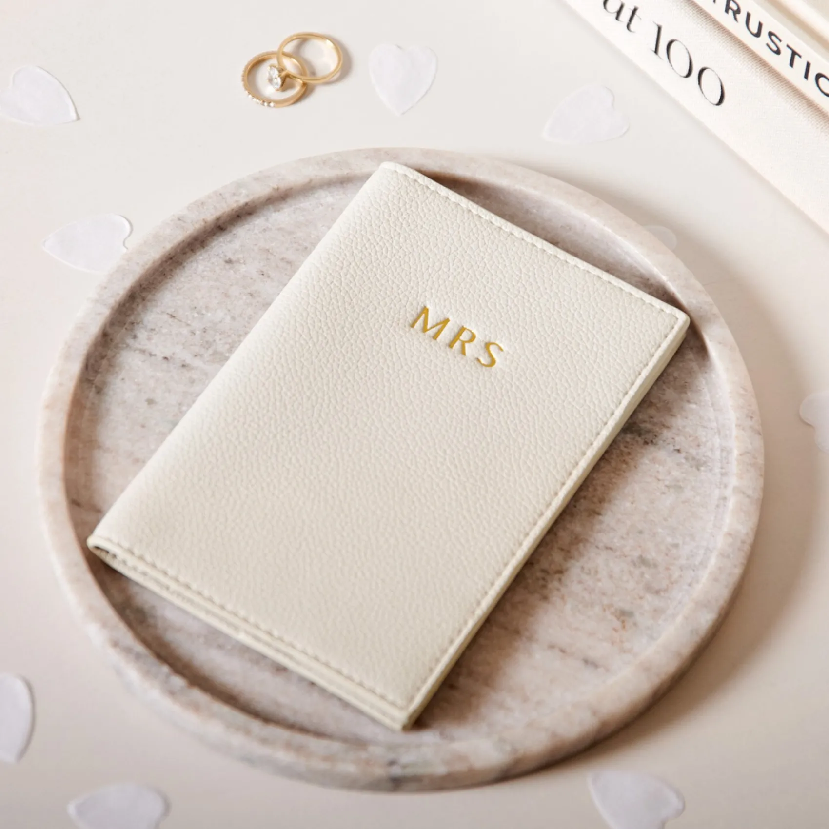 Katie Loxton mrs." Weißer Reisepasshalter für die Braut* Flitterwochengeschenke | Geschenke Für Die Braut