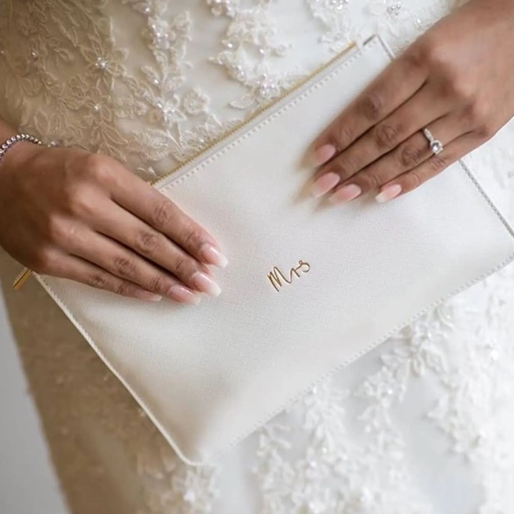 Katie Loxton 'Mrs' White Perfect Pouch* Sentiment-säckchen | Flitterwochengeschenke