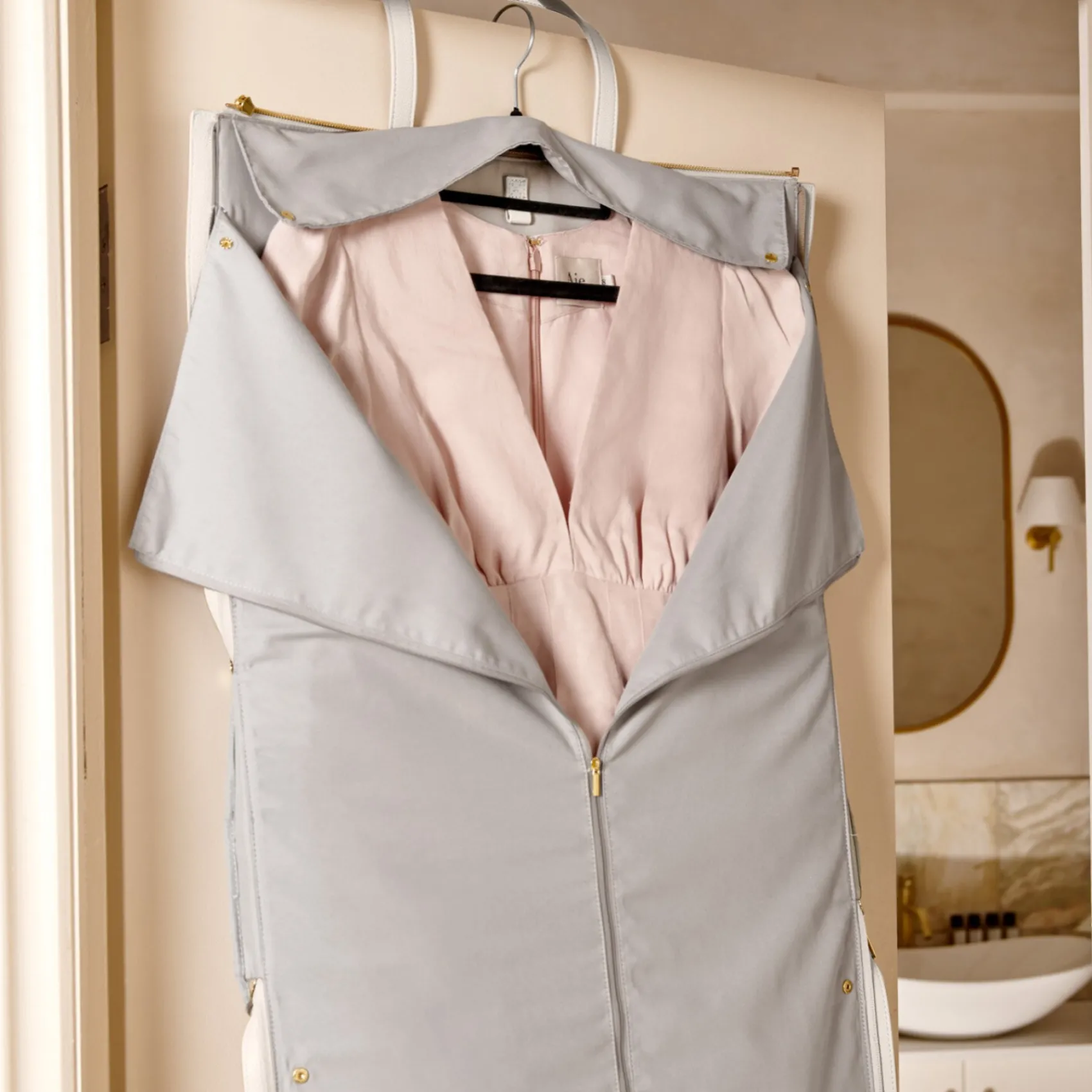 Katie Loxton Off White Fold Out Garment Wochenendtasche* Geschenke Für Die Mutter Des Bräutigams | Geschenke Für Die Mutter Der Braut