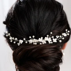 Lace & Favour Konfetti-Blumen und Perlen-Haarrebe auf Kamm (Silber)* Perlen-haarschmuck | Silberne Haar-accessoires