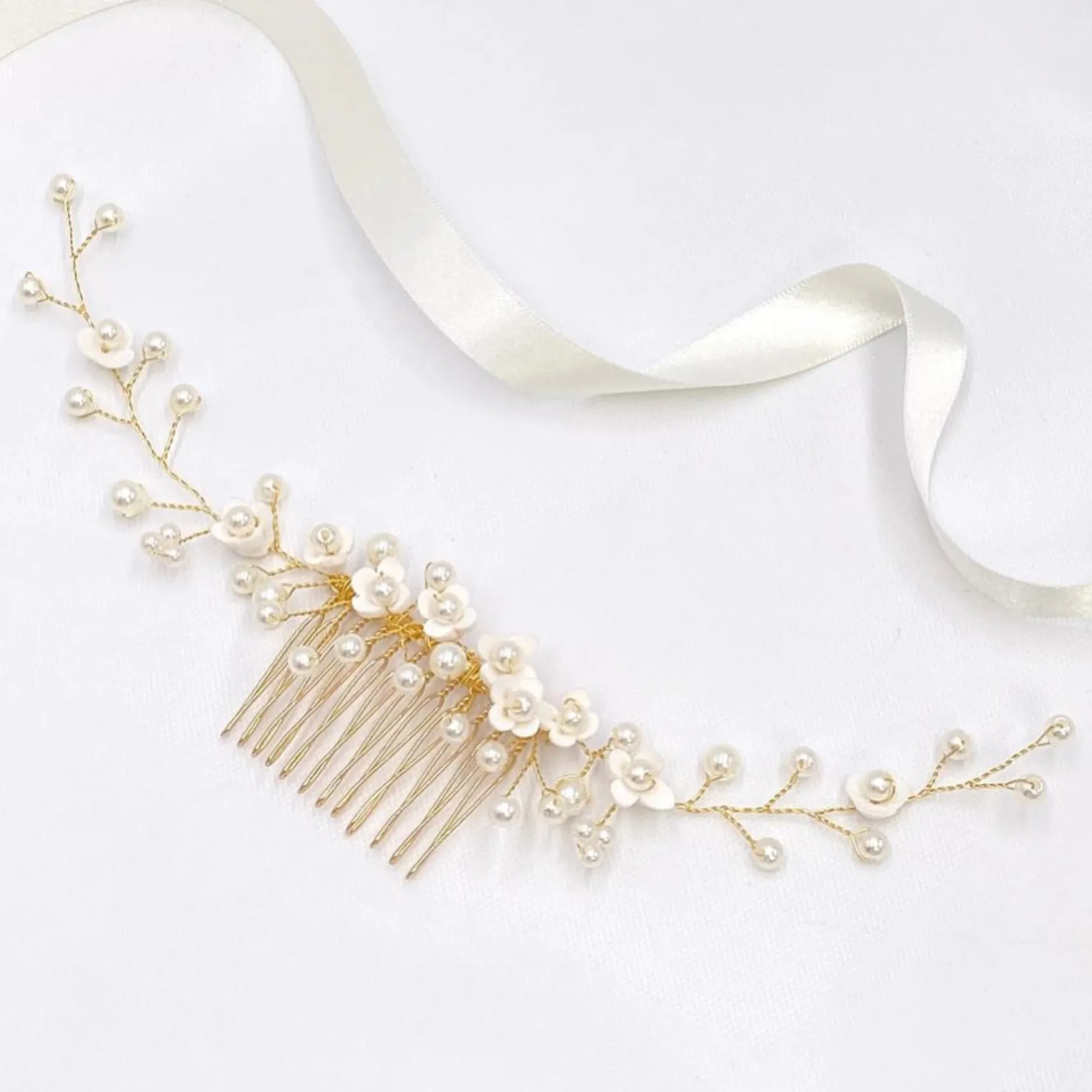 Lace & Favour Konfetti-Blumen und Perlen-Haarrebe auf Kamm (Gold)* Perlen-haarschmuck | Gold-haar-accessoires