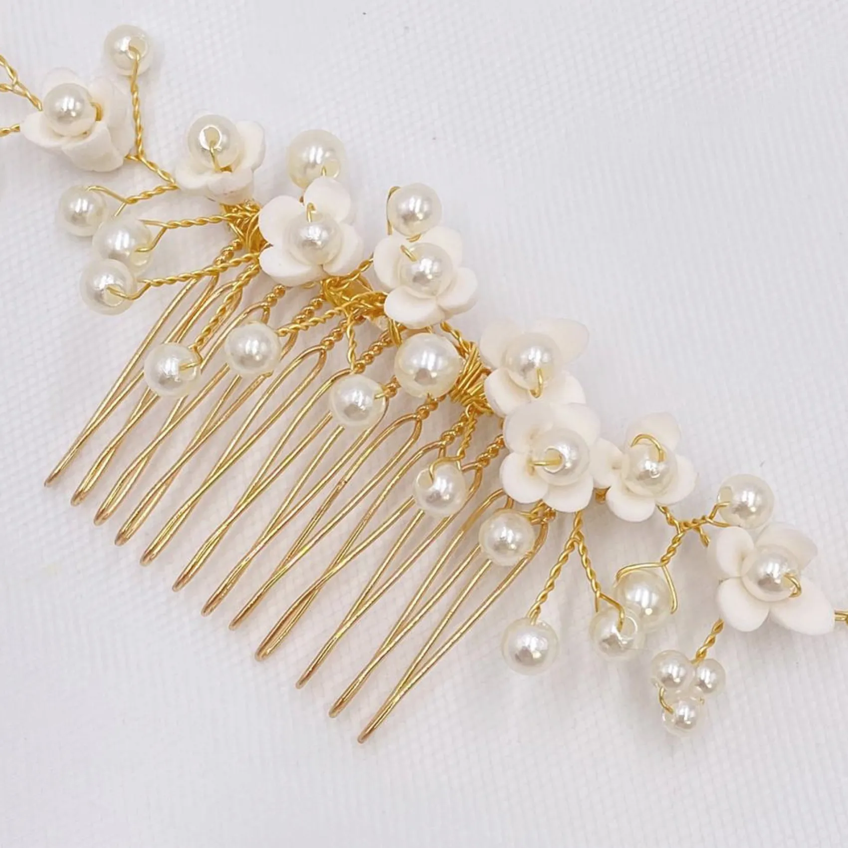 Lace & Favour Konfetti-Blumen und Perlen-Haarrebe auf Kamm (Gold)* Perlen-haarschmuck | Gold-haar-accessoires
