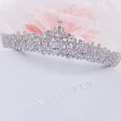 Lace & Favour Kronleuchter Classic Cubic Zirkonia Hochzeit Tiara* Haarschmuck Aus Kristall | Silberne Haar-accessoires