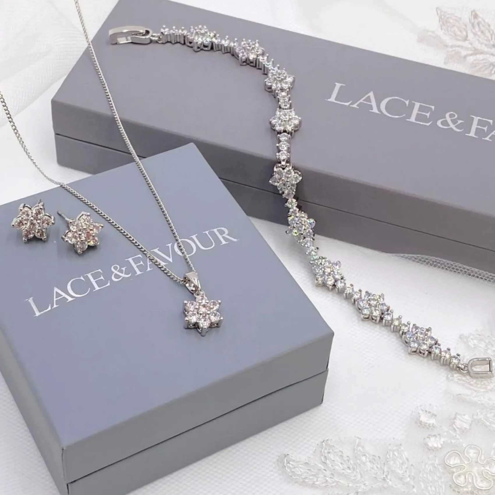 Lace & Favour Lanesborough Floral Crystal Ohrstecker und Anhänger Schmuckset* Silberner Abschlussball-schmuck | Abschlussball-schmuck-sets