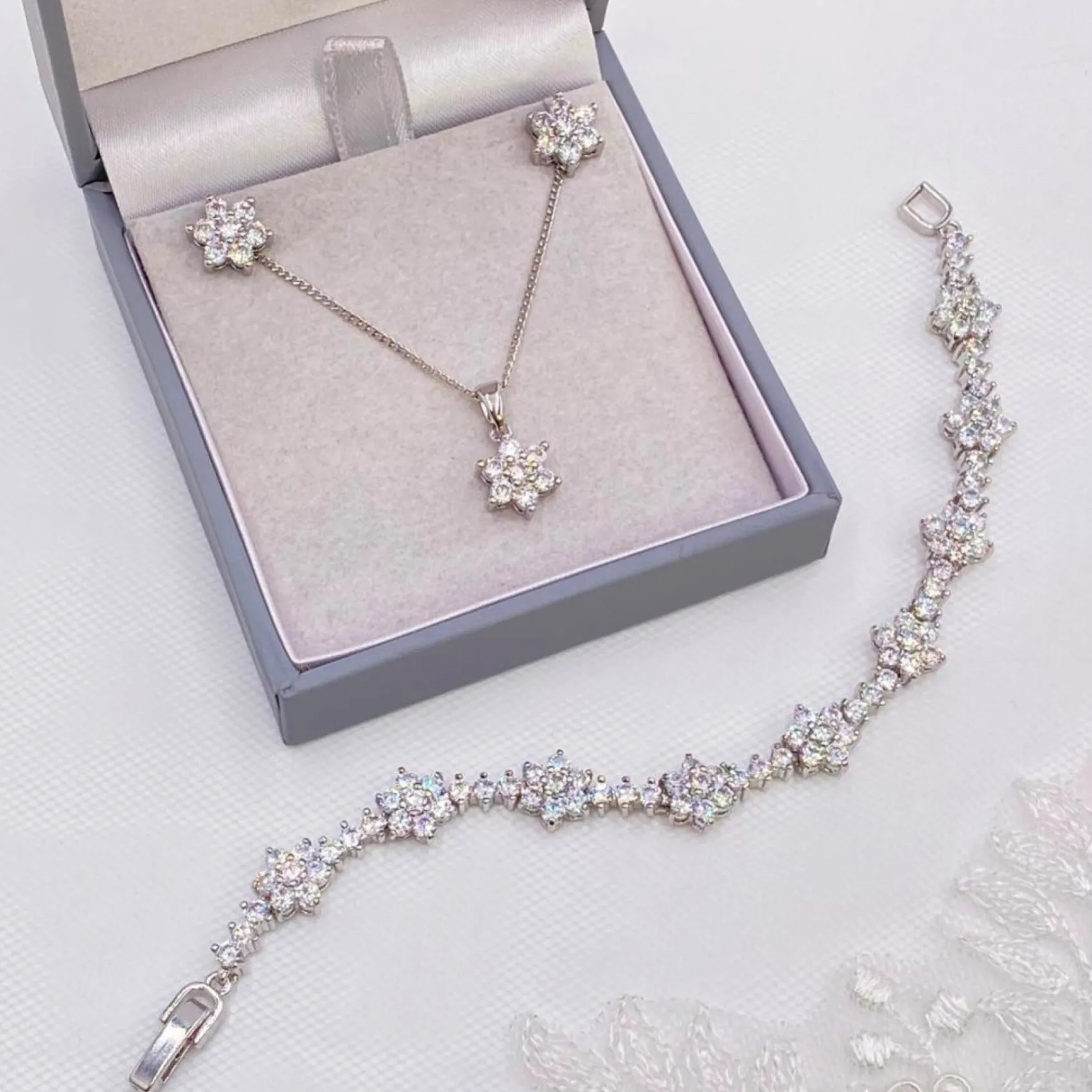 Lace & Favour Lanesborough Floral Crystal Ohrstecker und Anhänger Schmuckset* Silberner Abschlussball-schmuck | Abschlussball-schmuck-sets
