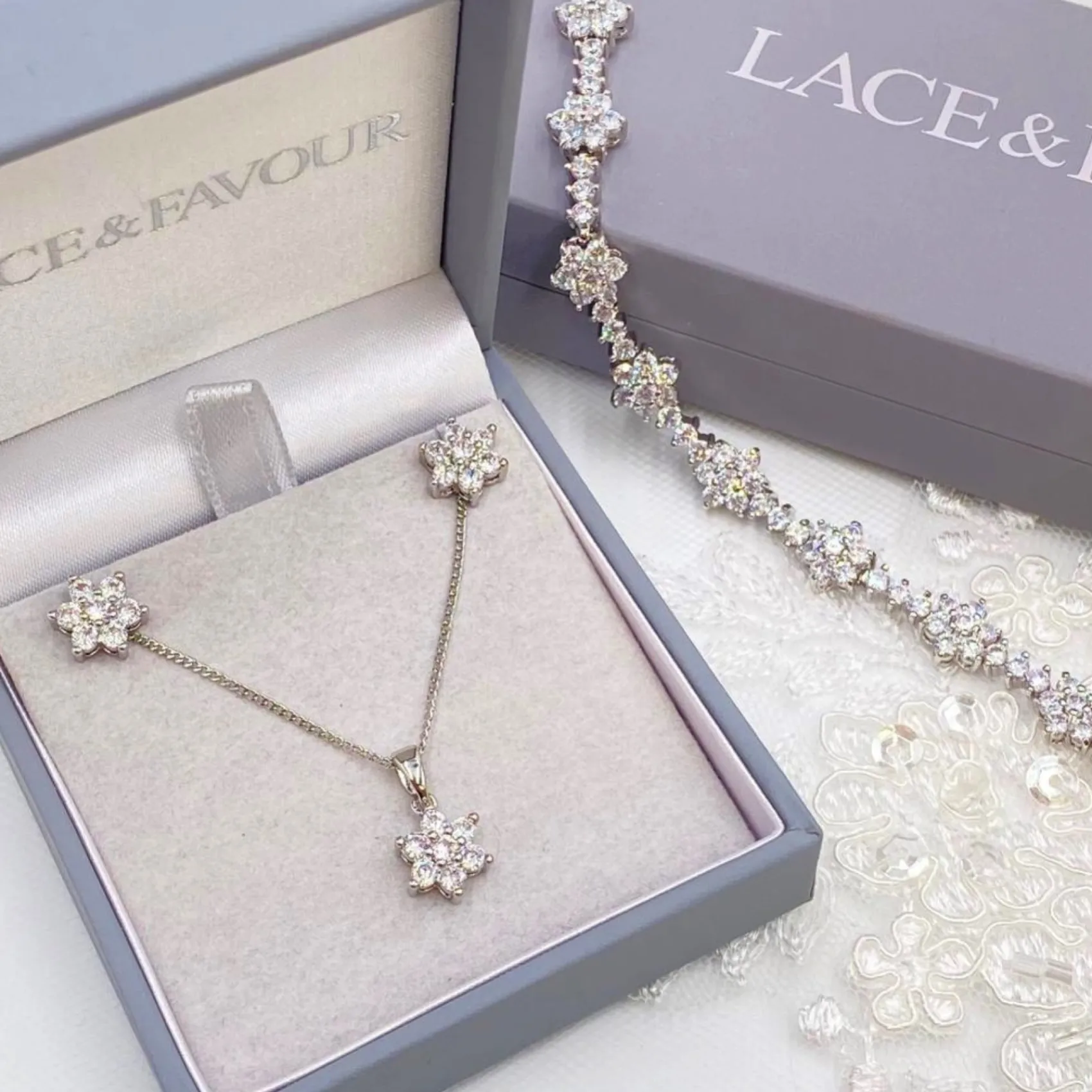 Lace & Favour Lanesborough Floral Crystal Ohrstecker und Anhänger Schmuckset* Silberner Abschlussball-schmuck | Abschlussball-schmuck-sets