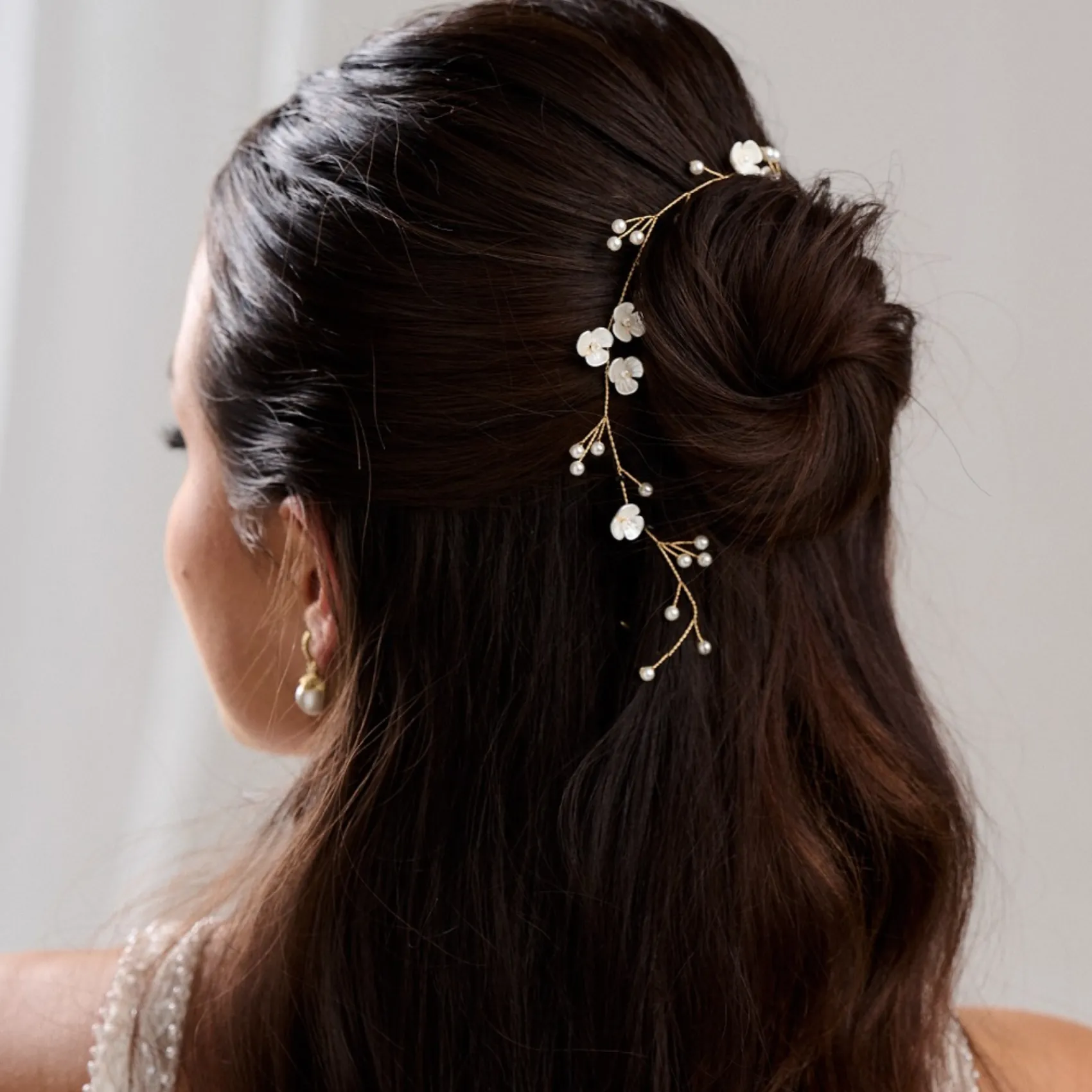 Lace & Favour Letisha Elfenbein Blumen und Perlen Zweige Hochzeit Haarsträhne (Gold)* Perlen-haarschmuck | Gold-haar-accessoires