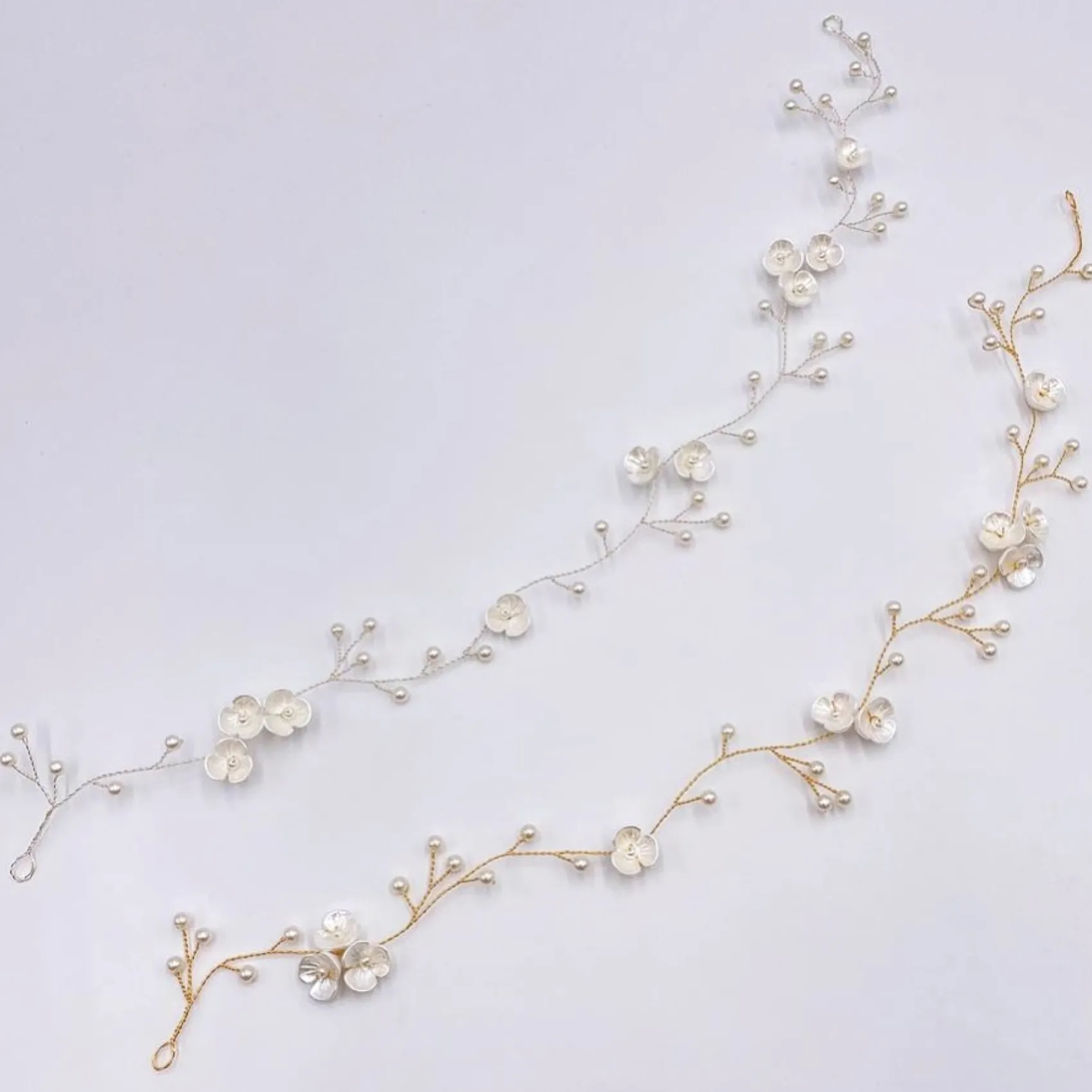Lace & Favour Letisha Elfenbein Blumen und Perlen Zweige Hochzeit Haarsträhne (Gold)* Perlen-haarschmuck | Gold-haar-accessoires