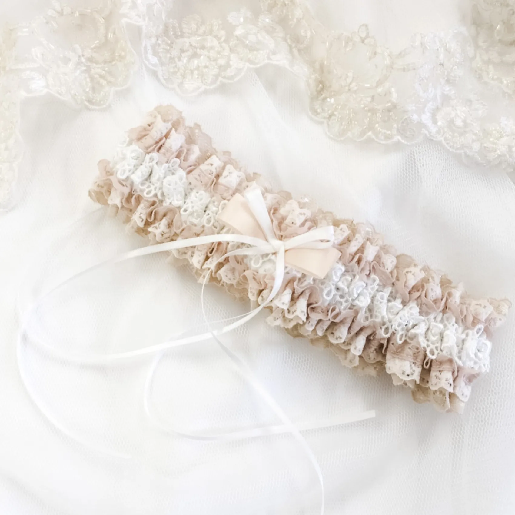 Boudoir Couture Liberty Blush und Elfenbein Spitze Rüsche Braut Strumpfband mit doppelter Schleife* Geschenke Für Die Braut | Strumpfbänder Für Bräute