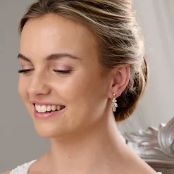 Lace & Favour Lila Zierliche Cubic Zirkonia Tropfenohrringe (Gold)* Goldener Abschlussball-schmuck | Abschlussball-ohrringe