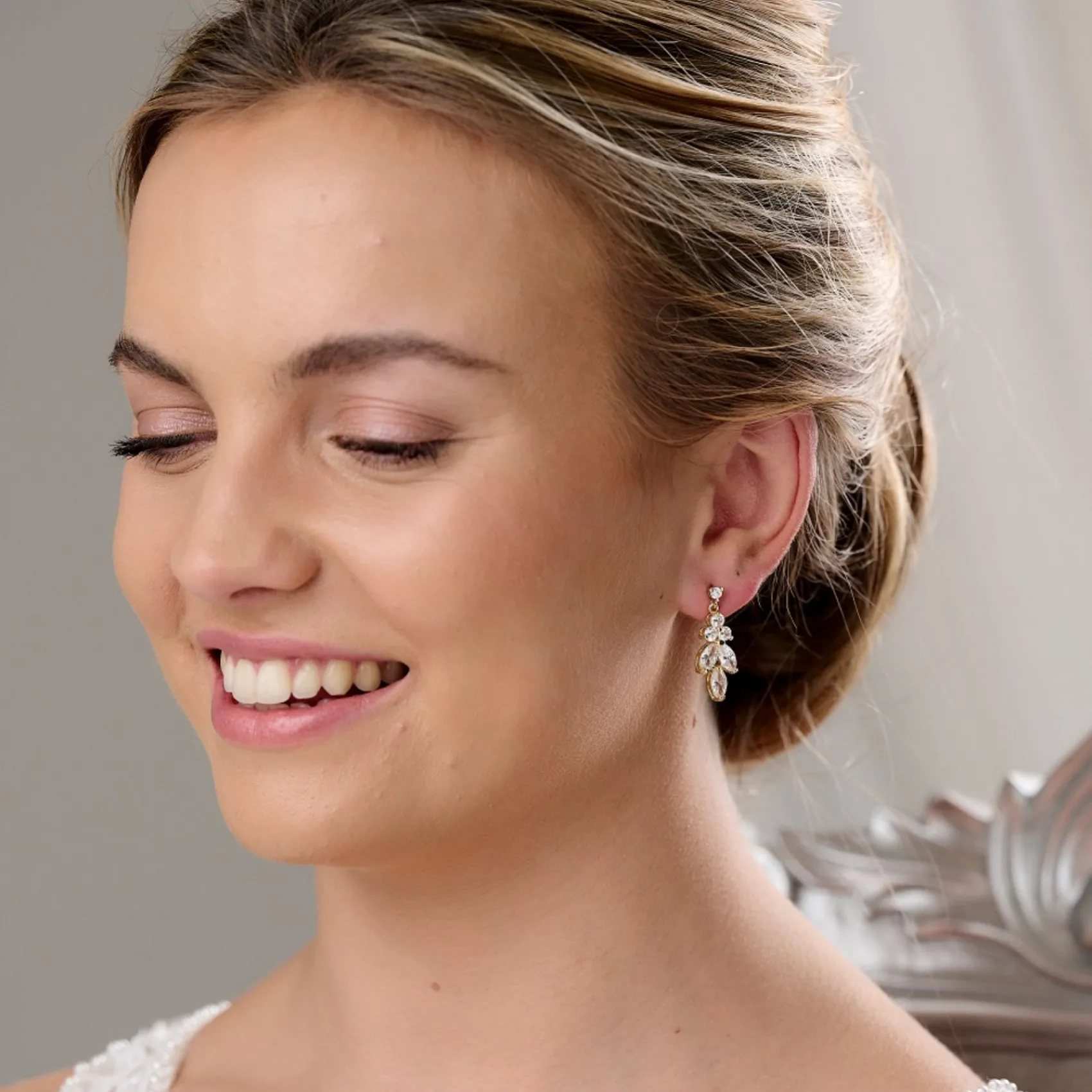 Lace & Favour Lila Zierliche Cubic Zirkonia Tropfenohrringe (Gold)* Goldener Abschlussball-schmuck | Abschlussball-ohrringe
