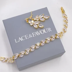 Lace & Favour Lila Zierliche Cubic Zirkonia Tropfenohrringe (Gold)* Goldener Abschlussball-schmuck | Abschlussball-ohrringe
