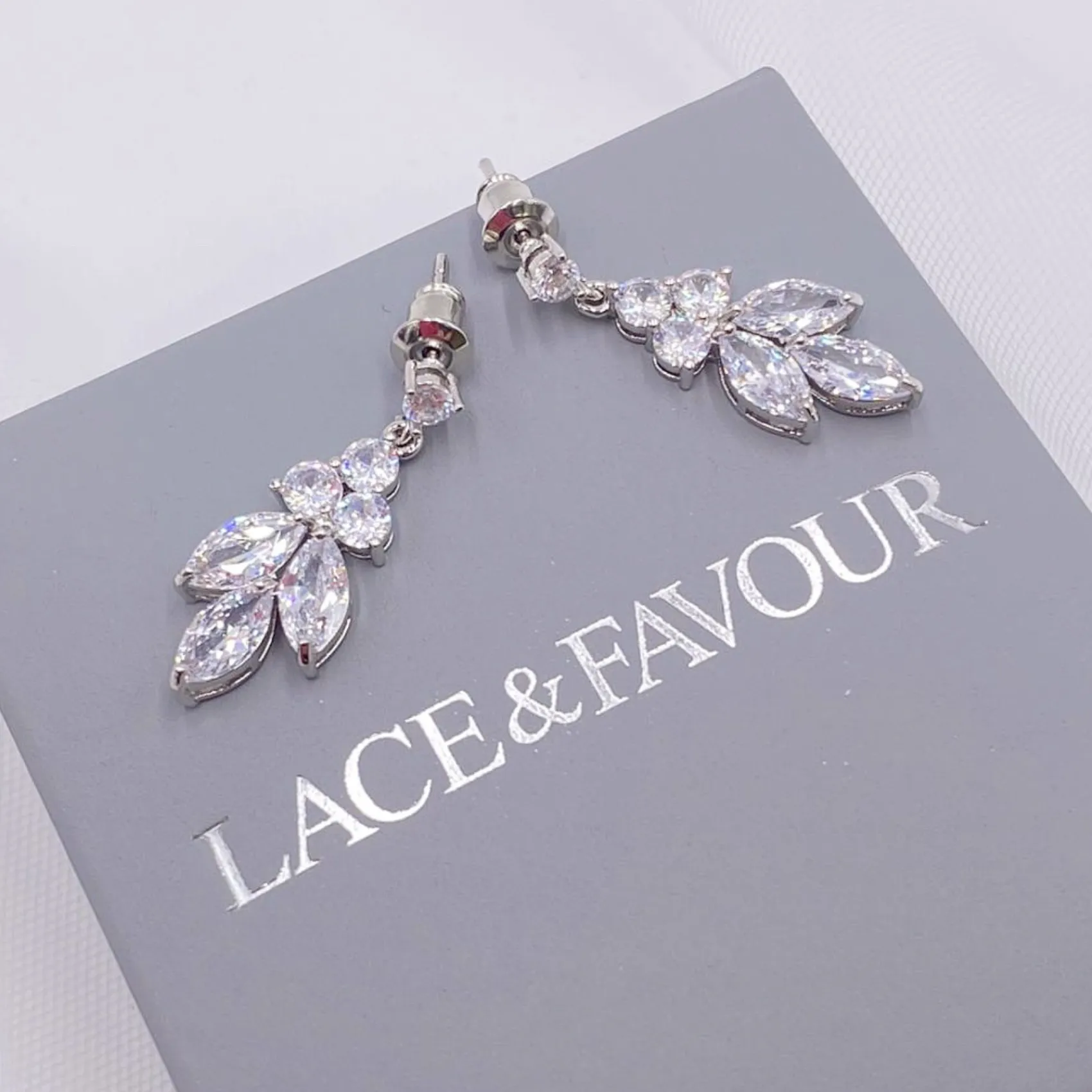 Lace & Favour Lila Zierliche Cubic Zirkonia Tropfenohrringe (Silber)* Geschenke Für Brautjungfern | Geschenke Für Die Braut