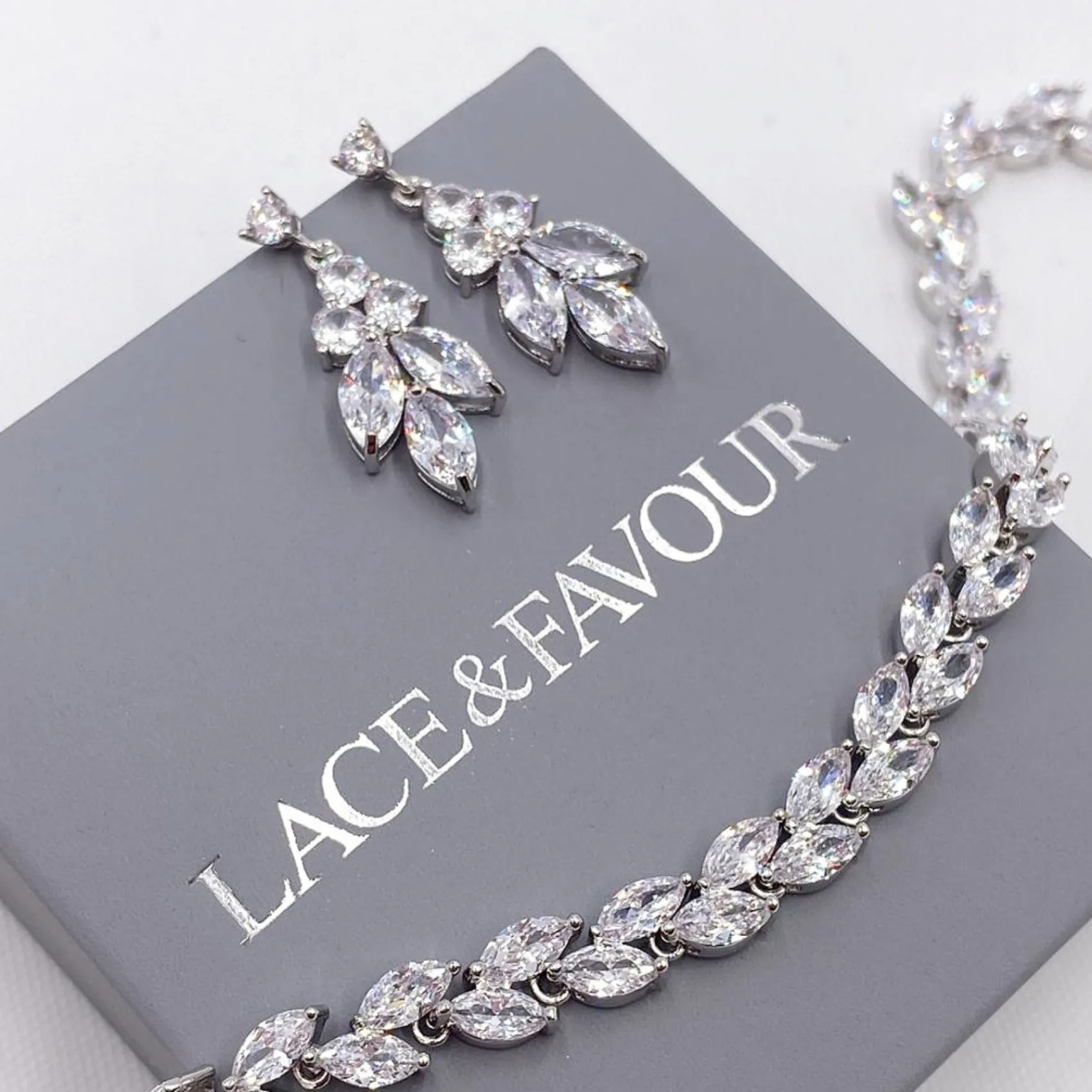 Lace & Favour Lila Zierliche Cubic Zirkonia Tropfenohrringe (Silber)* Geschenke Für Brautjungfern | Geschenke Für Die Braut
