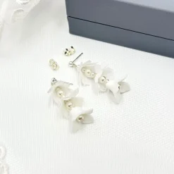 Beads & Beyond Lilybelle Elfenbeinfarbene Blumen-Tropfen-Ohrringe* Silberner Hochzeitsschmuck | Hochzeits-ohrringe
