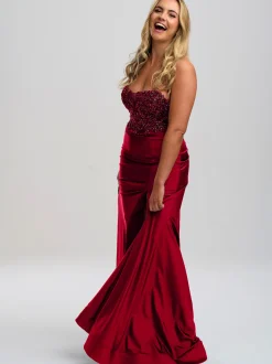 Linzi Jay Burgunderfarbenes trägerloses Perlenkorsett-Abschlussballkleid mit Schlitz* Linzi Jay Prom Dresses | Rote Ballkleider