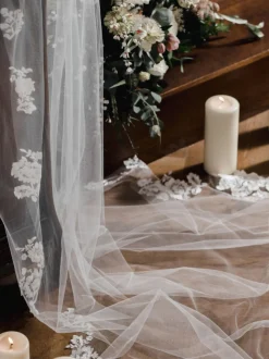 Linzi Jay Elfenbeinfarbener einstufiger Kapellenschleier mit floralen Spitzenmotiven LA963* Einstufige Schleier | Kapelle Länge & Kathedrale Schleier