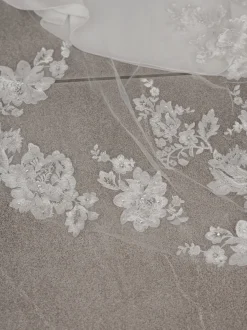 Linzi Jay Elfenbeinfarbener einstufiger Kapellenschleier mit floralen Spitzenmotiven LA963* Einstufige Schleier | Kapelle Länge & Kathedrale Schleier