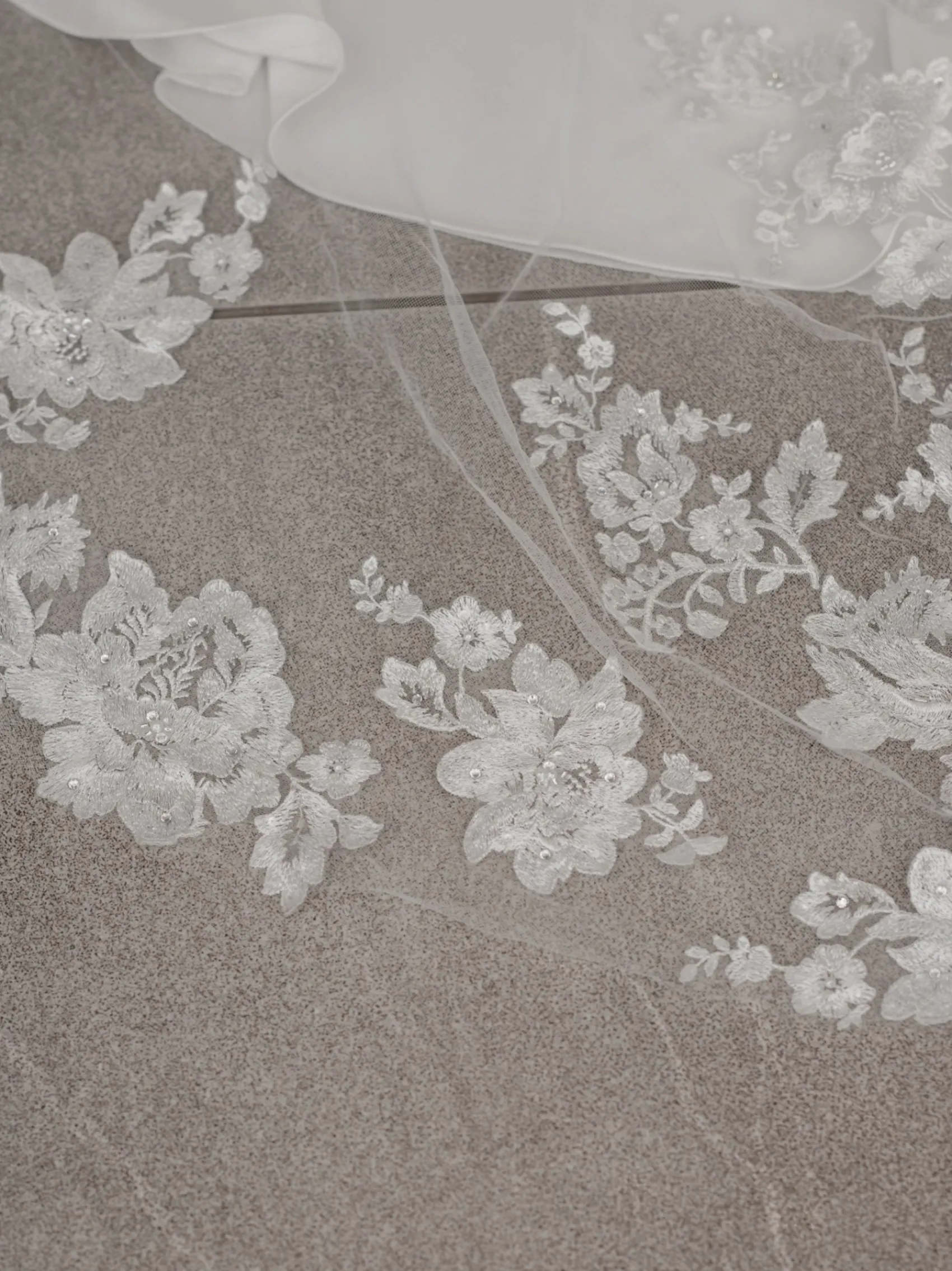 Linzi Jay Elfenbeinfarbener einstufiger Kapellenschleier mit floralen Spitzenmotiven LA963* Einstufige Schleier | Kapelle Länge & Kathedrale Schleier