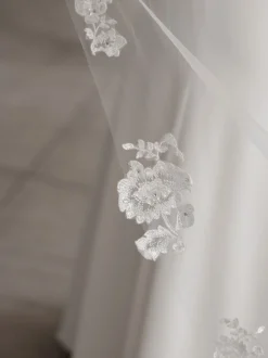 Linzi Jay Elfenbeinfarbener einstufiger Kapellenschleier mit floralen Spitzenmotiven LA963* Einstufige Schleier | Kapelle Länge & Kathedrale Schleier