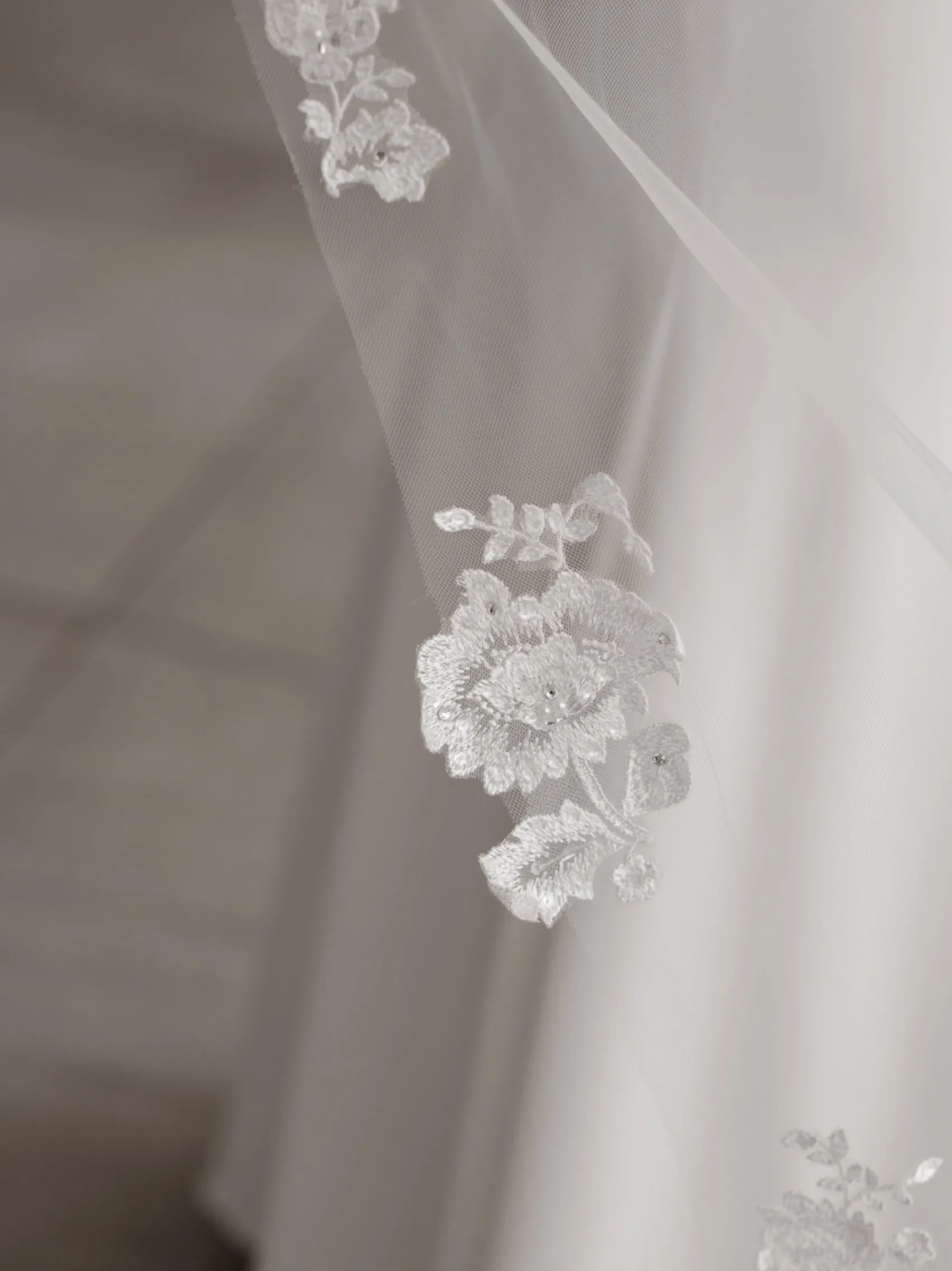 Linzi Jay Elfenbeinfarbener einstufiger Kapellenschleier mit floralen Spitzenmotiven LA963* Einstufige Schleier | Kapelle Länge & Kathedrale Schleier