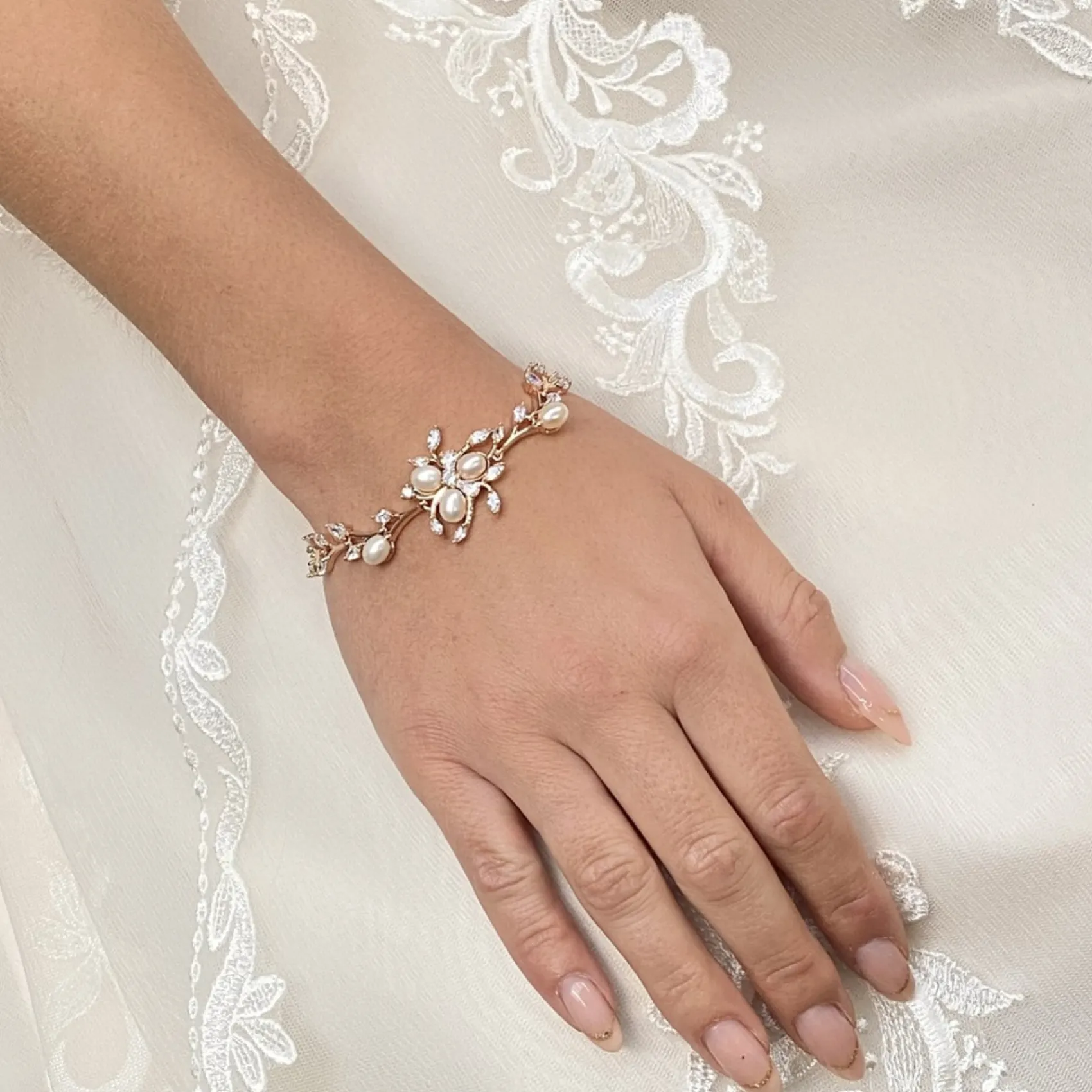 Lace & Favour Lola Süßwasserperlen und Kristallblätter Hochzeitsarmband (Rose Gold)* Perlen-hochzeitsschmuck | Roségold Hochzeitsschmuck
