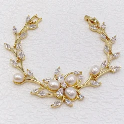 Lace & Favour Lola Süßwasserperlen und Kristallblätter Hochzeitsarmband (Gold)* Perlen-hochzeitsschmuck | Gold-hochzeitsschmuck