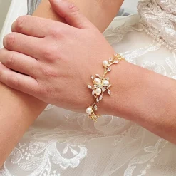 Lace & Favour Lola Süßwasserperlen und Kristallblätter Hochzeitsarmband (Gold)* Perlen-hochzeitsschmuck | Gold-hochzeitsschmuck