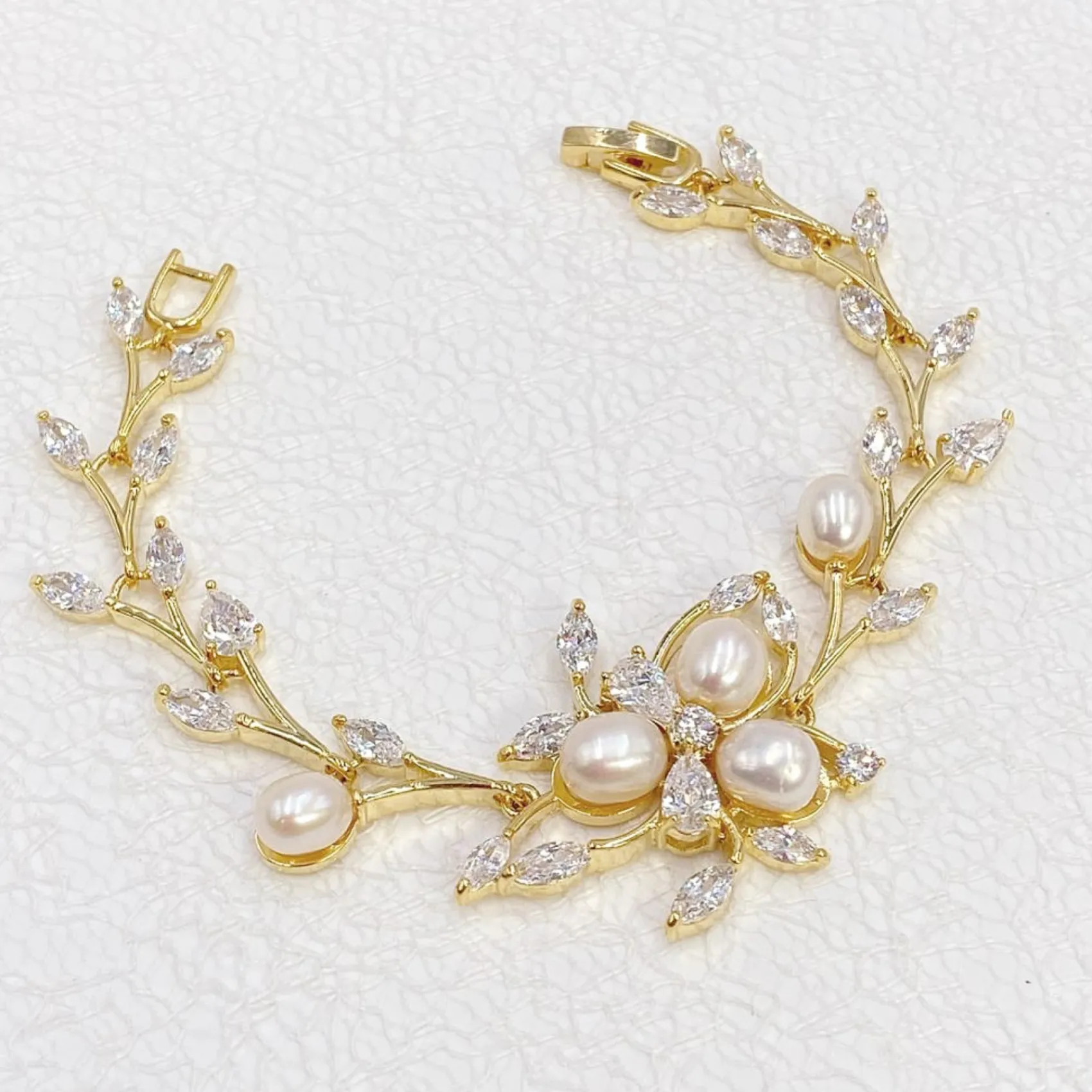 Lace & Favour Lola Süßwasserperlen und Kristallblätter Hochzeitsarmband (Gold)* Perlen-hochzeitsschmuck | Gold-hochzeitsschmuck