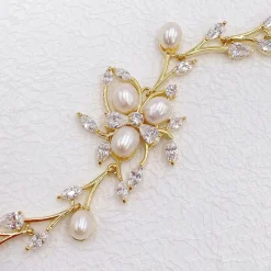Lace & Favour Lola Süßwasserperlen und Kristallblätter Hochzeitsarmband (Gold)* Perlen-hochzeitsschmuck | Gold-hochzeitsschmuck