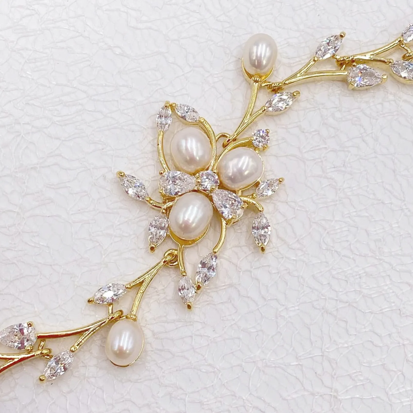 Lace & Favour Lola Süßwasserperlen und Kristallblätter Hochzeitsarmband (Gold)* Perlen-hochzeitsschmuck | Gold-hochzeitsschmuck