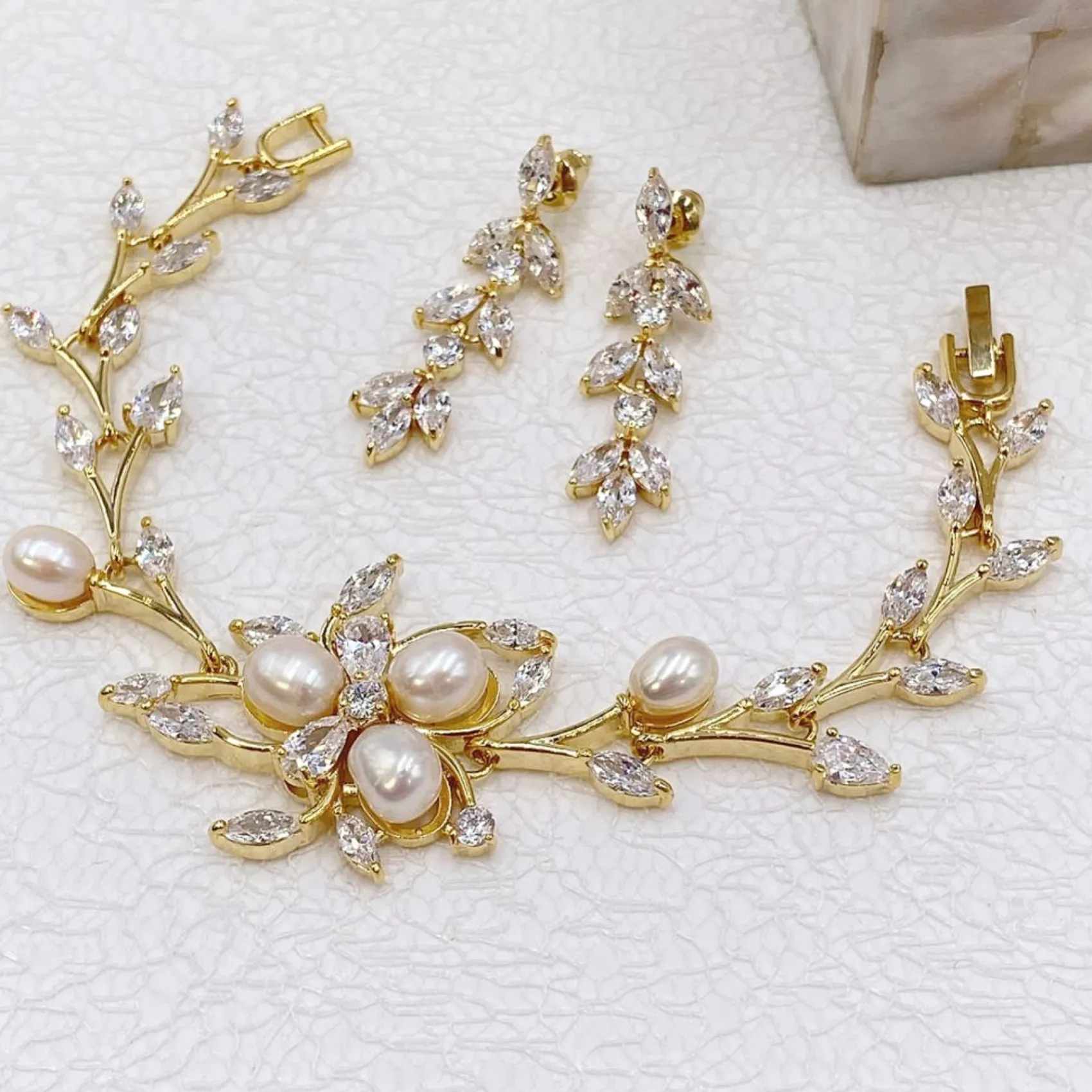 Lace & Favour Lola Süßwasserperlen und Kristallblätter Hochzeitsarmband (Gold)* Perlen-hochzeitsschmuck | Gold-hochzeitsschmuck