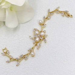 Lace & Favour Lola Süßwasserperlen und Kristallblätter Hochzeitsarmband (Gold)* Perlen-hochzeitsschmuck | Gold-hochzeitsschmuck