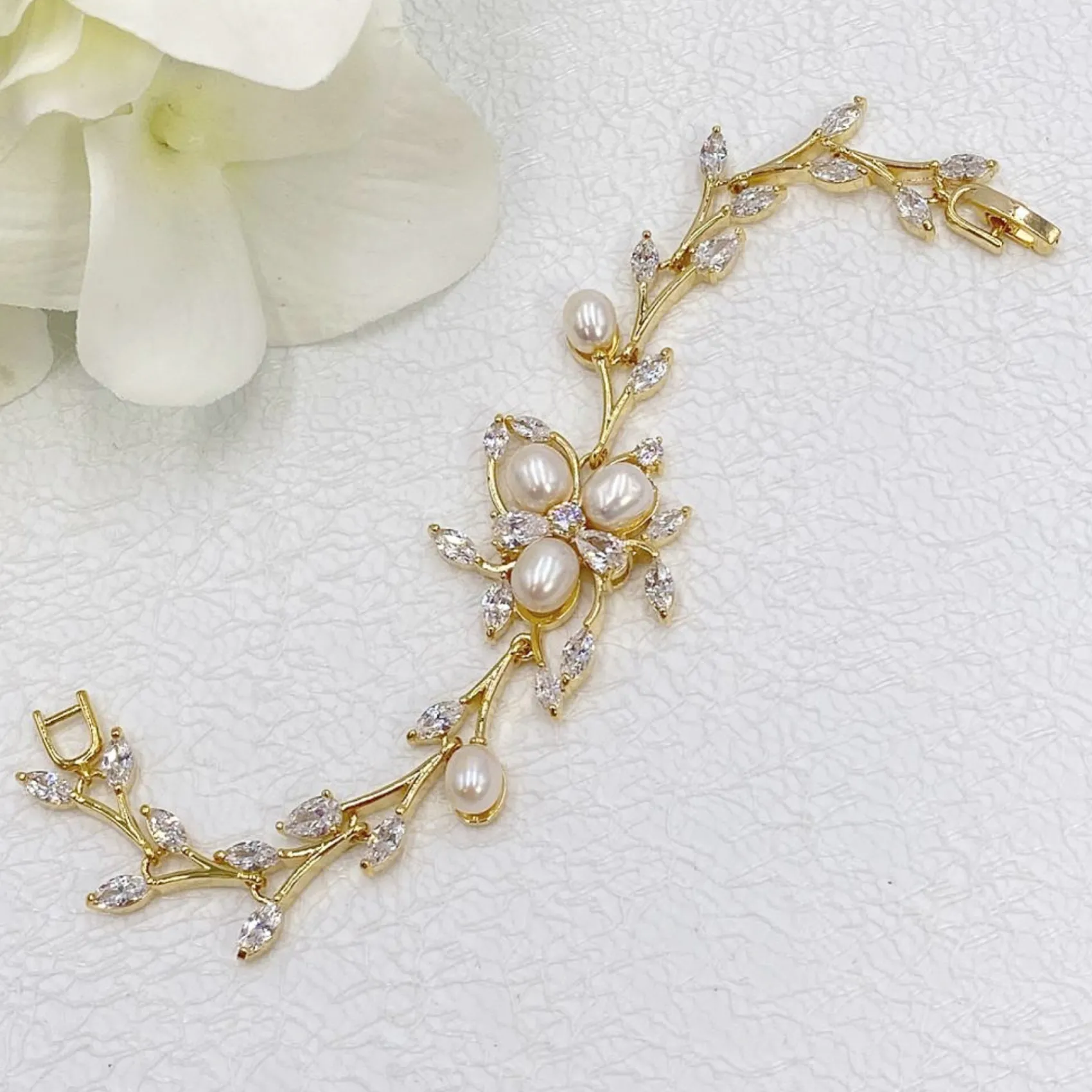 Lace & Favour Lola Süßwasserperlen und Kristallblätter Hochzeitsarmband (Gold)* Perlen-hochzeitsschmuck | Gold-hochzeitsschmuck