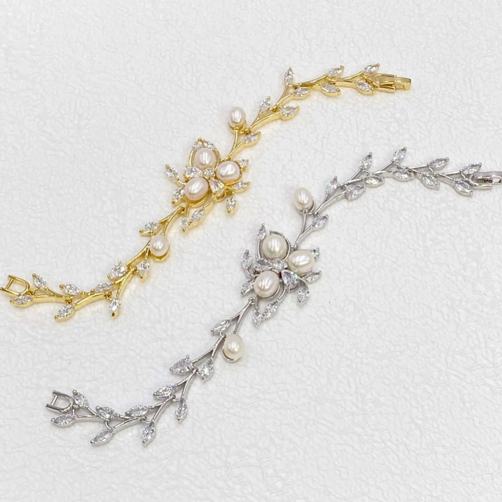 Lace & Favour Lola Süßwasserperlen und Kristallblätter Hochzeitsarmband (Gold)* Perlen-hochzeitsschmuck | Gold-hochzeitsschmuck