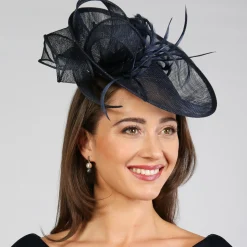 Lace & Favour Marineblauer großer Sinamay-Scheiben-Hochzeits-Fascinator* Hochzeits-fascinators