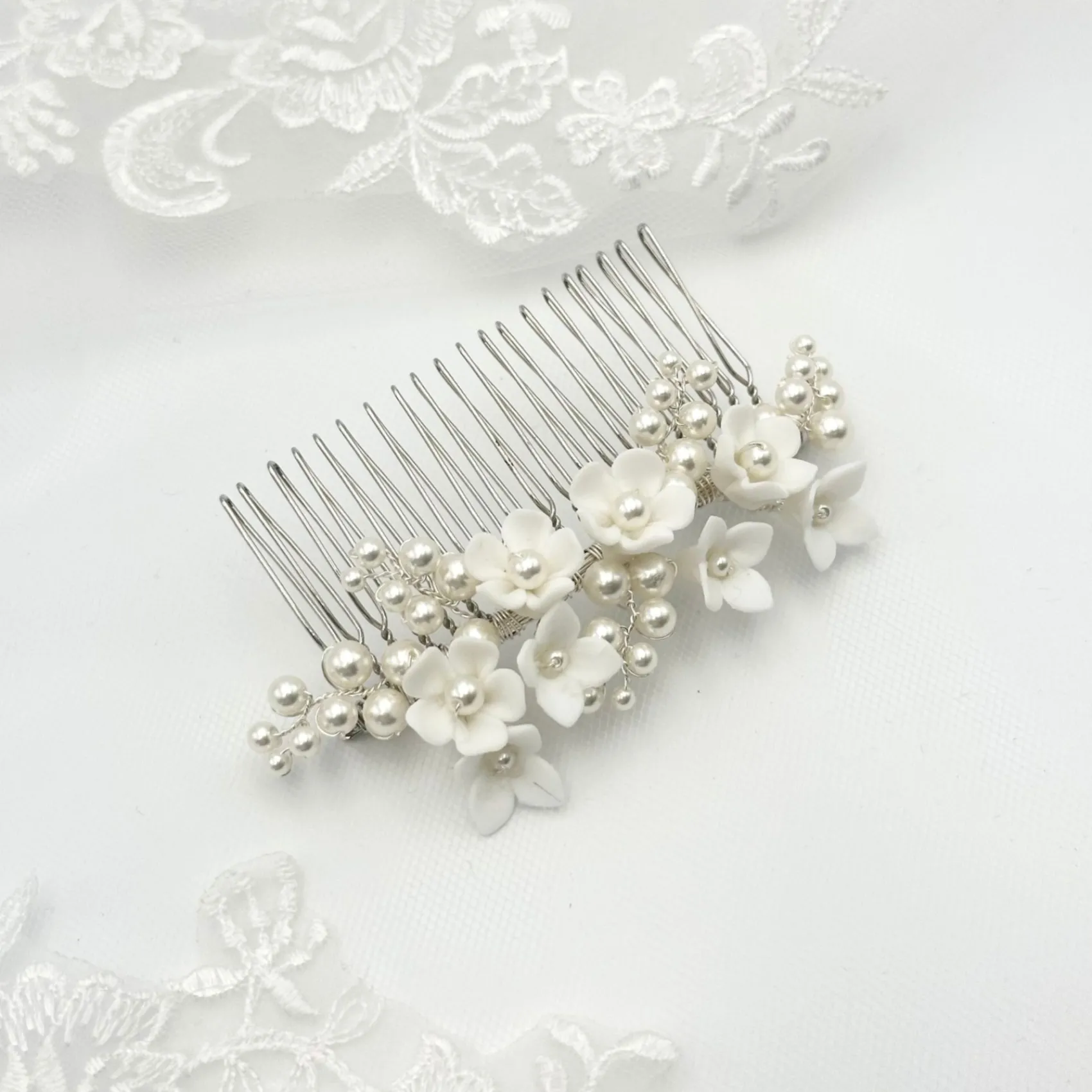 Beads & Beyond Mirabelle Elfenbein Keramik Blume und Perle Hochzeit Haarkamm* Perlen-haarschmuck | Silberne Haar-accessoires