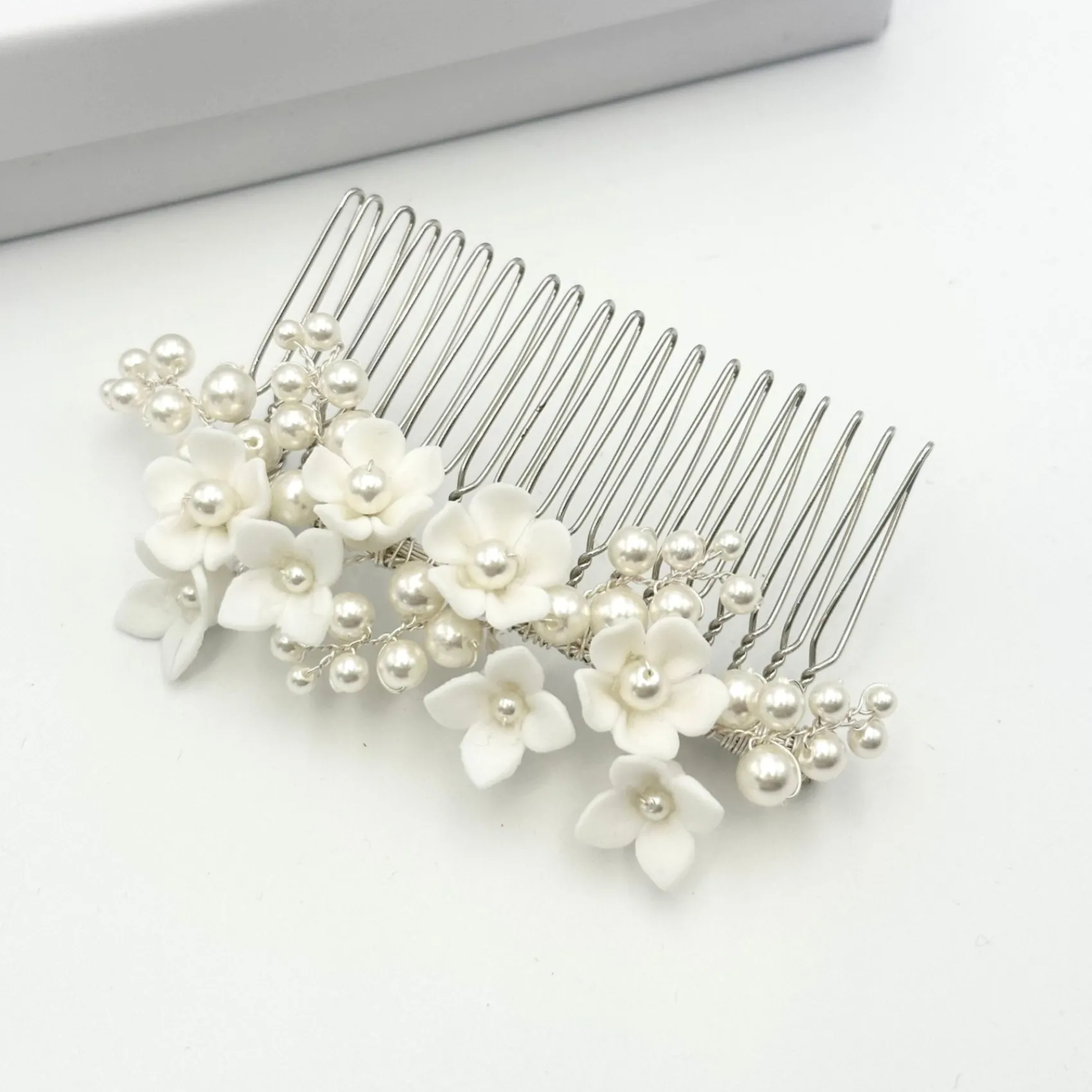 Beads & Beyond Mirabelle Elfenbein Keramik Blume und Perle Hochzeit Haarkamm* Perlen-haarschmuck | Silberne Haar-accessoires