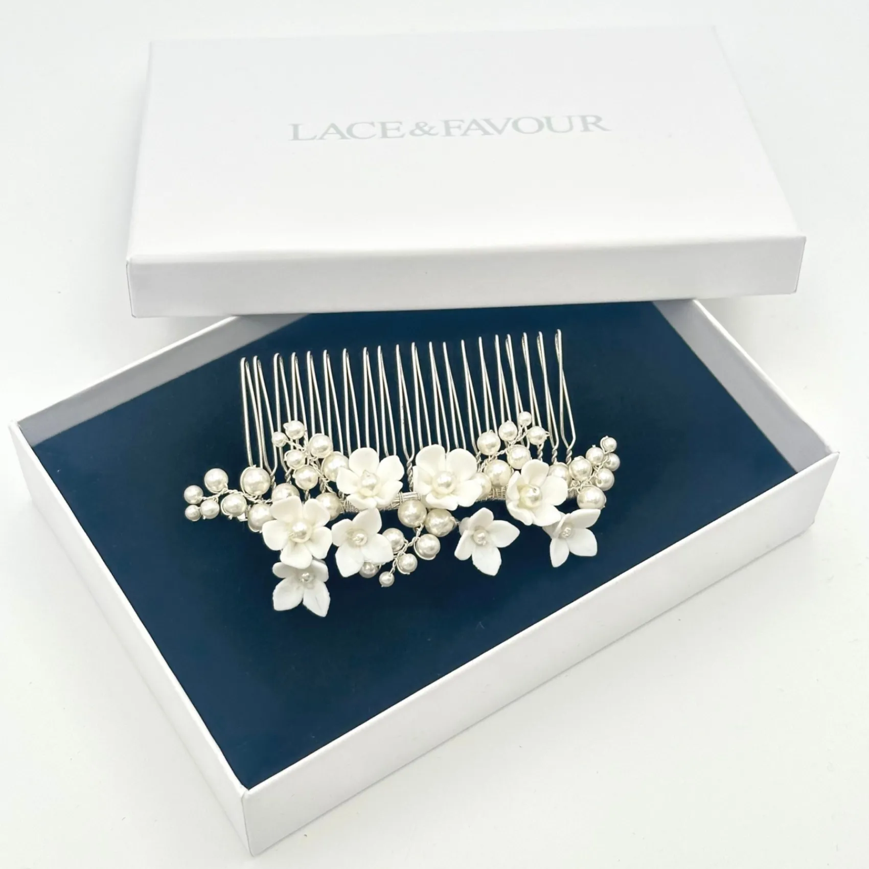 Beads & Beyond Mirabelle Elfenbein Keramik Blume und Perle Hochzeit Haarkamm* Perlen-haarschmuck | Silberne Haar-accessoires