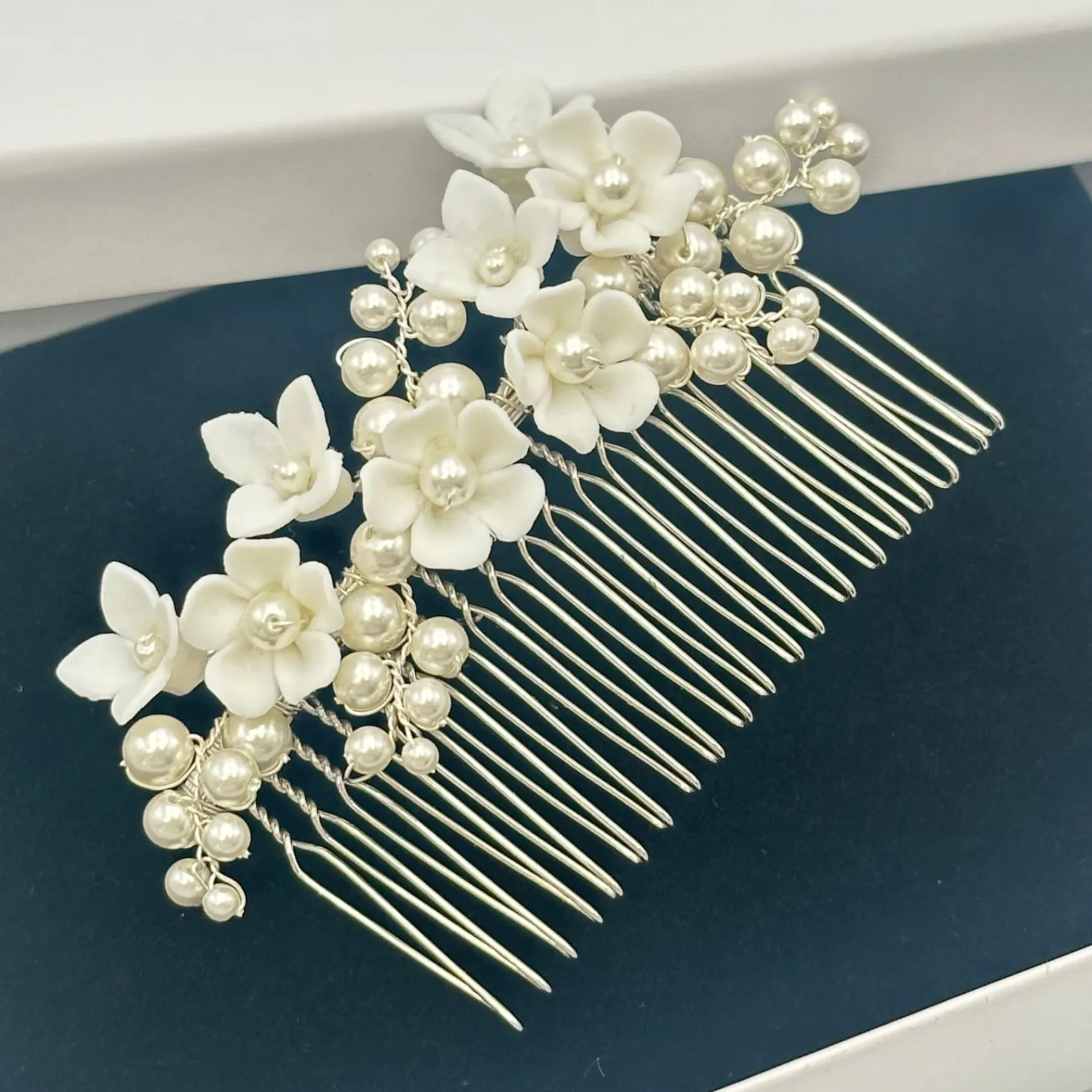 Beads & Beyond Mirabelle Elfenbein Keramik Blume und Perle Hochzeit Haarkamm* Perlen-haarschmuck | Silberne Haar-accessoires