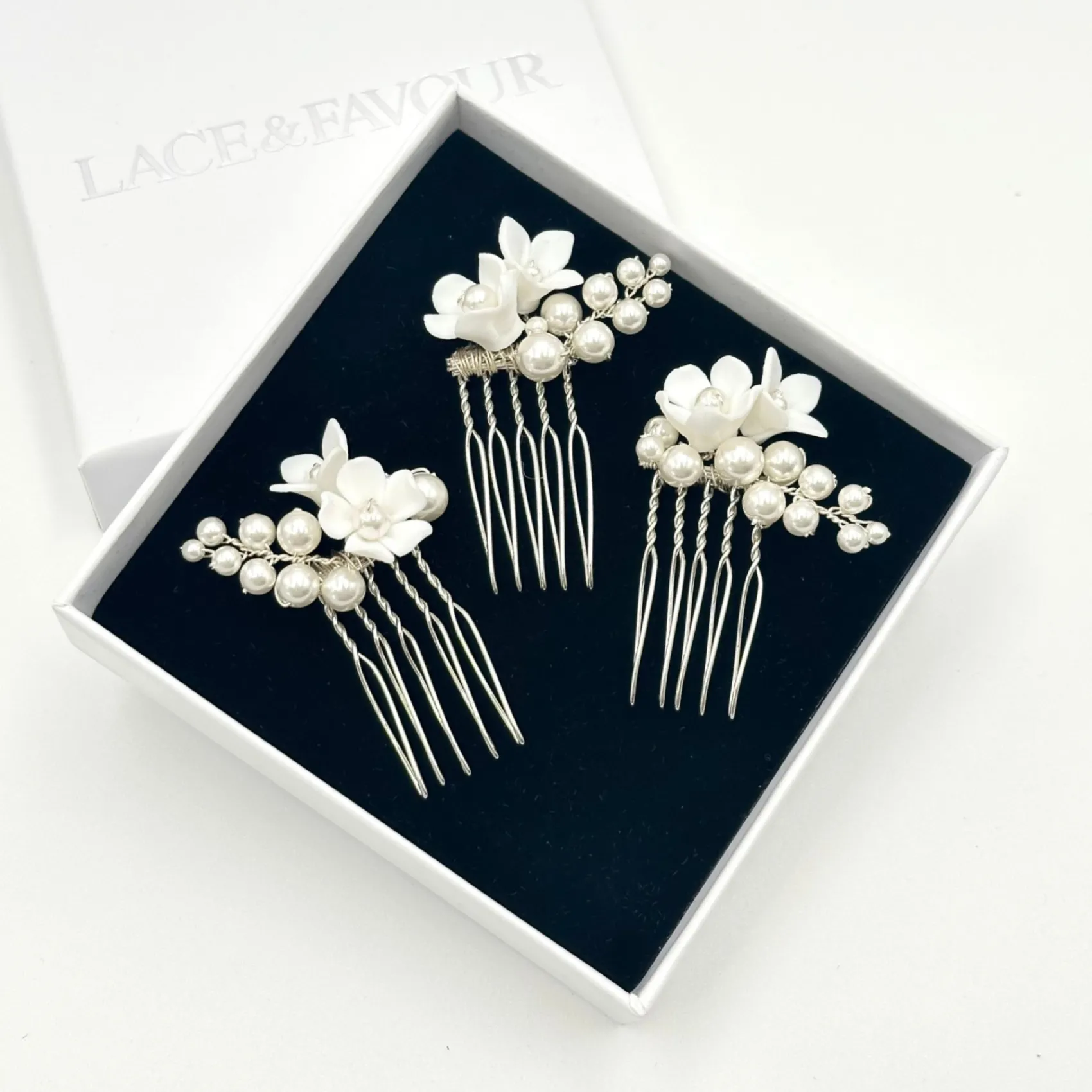 Beads & Beyond Mirabelle 3er Set aus elfenbeinfarbenen Keramikblumen und Perlen Mini-Haarkämme* Perlen-haarschmuck | Silberne Haar-accessoires