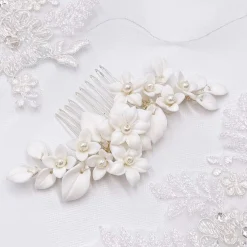 Lace & Favour Nieve Elfenbein Porzellan Blumen und Perle Hochzeit Haarkamm* Perlen-haarschmuck | Silberne Haar-accessoires