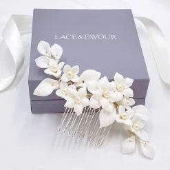 Lace & Favour Nieve Elfenbein Porzellan Blumen und Perle Hochzeit Haarkamm* Perlen-haarschmuck | Silberne Haar-accessoires
