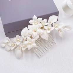 Lace & Favour Nieve Elfenbein Porzellan Blumen und Perle Hochzeit Haarkamm* Perlen-haarschmuck | Silberne Haar-accessoires