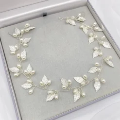 Lace & Favour Oktober Silberne Blätter und Perlen Lange Hochzeits-Haarschleife* Perlen-haarschmuck | Silberne Haar-accessoires