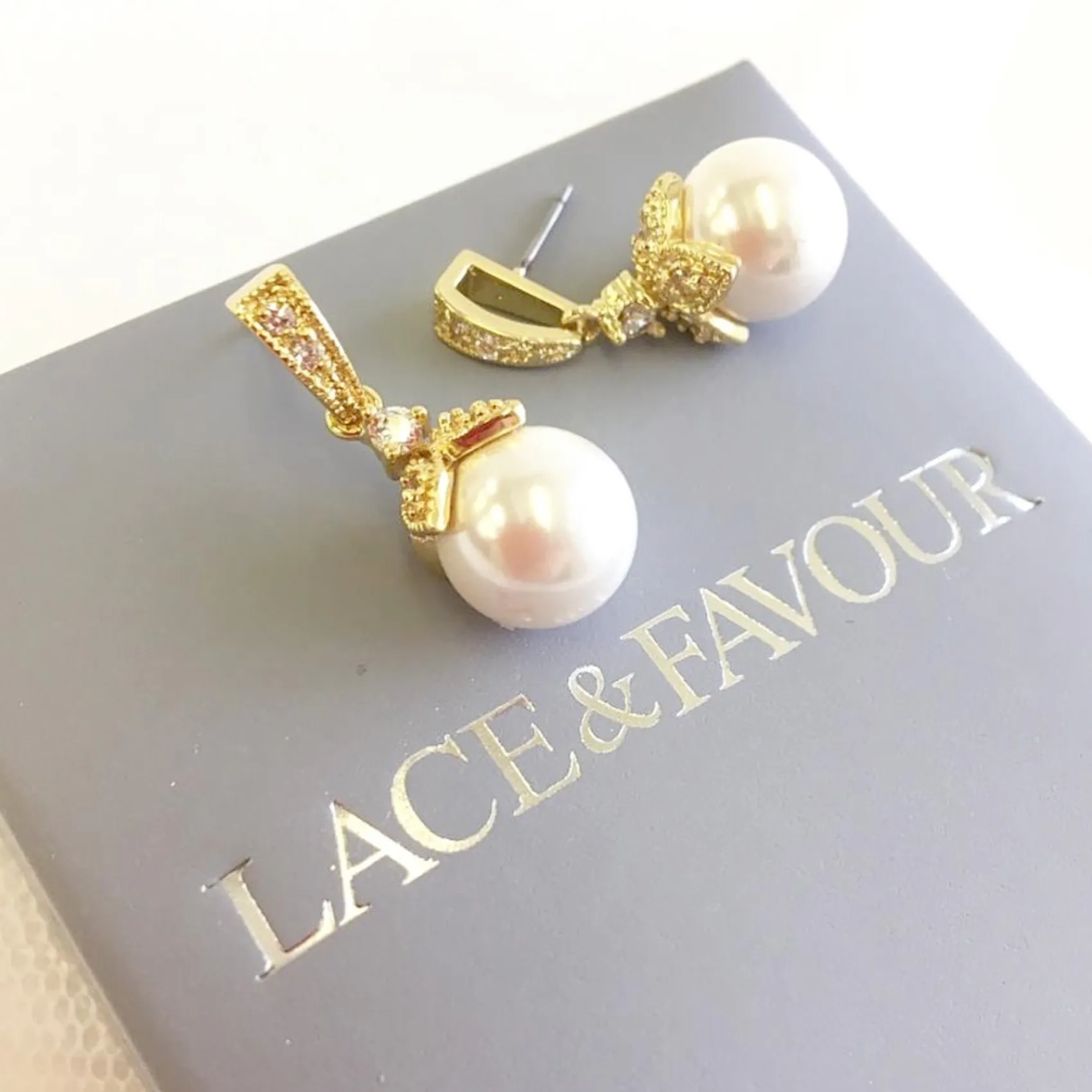 Lace & Favour Opulence Perlen-Ohrringe (Gold)* Gold-hochzeitsschmuck | Hochzeits-ohrringe